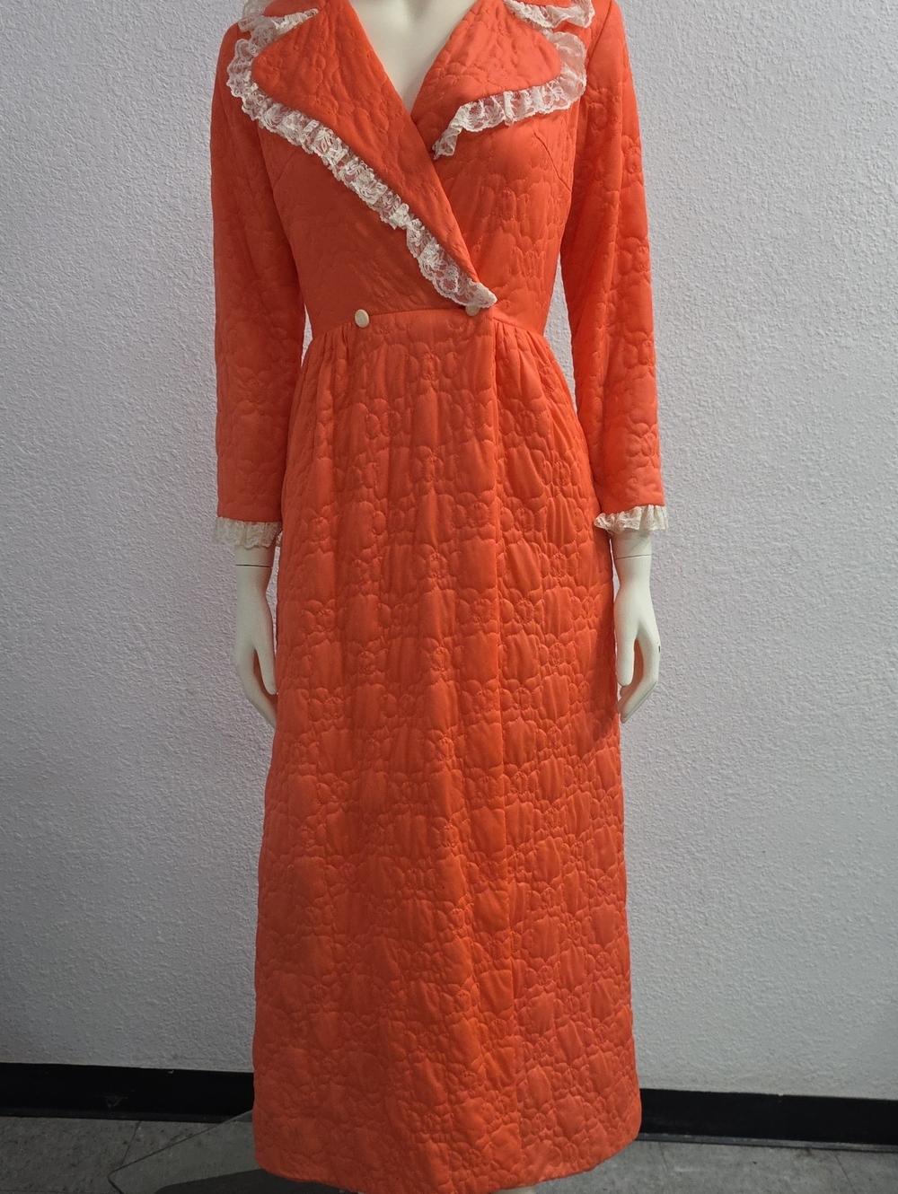 Vintage Saybury Orange Quilted Hostess Lounge Coat Lace Trim Size Small
